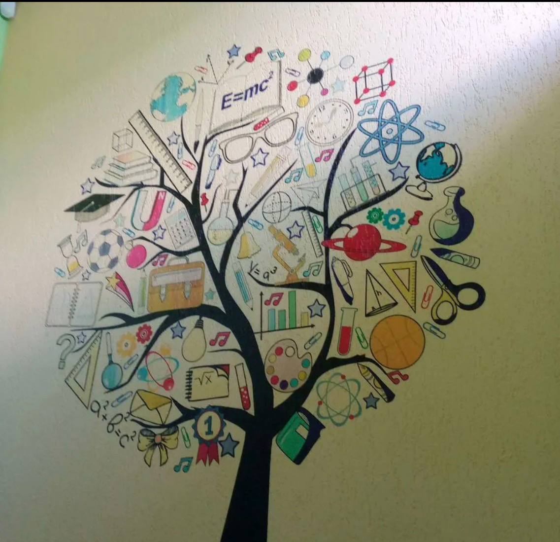 Роспись стен в школе мурал дерево знаний Красноярск